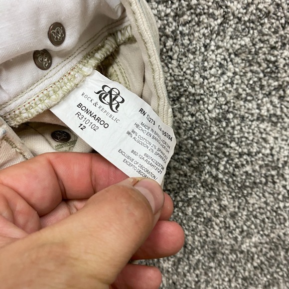 Rock & Republic Shorts Women's 12 White Frayed Hem Denim BONNAROO Stretch Casual - Picture 10 of 16